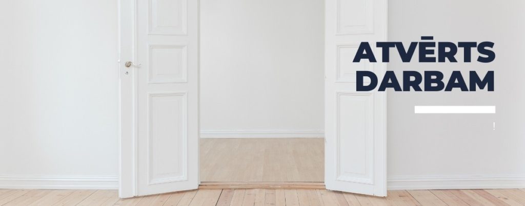 Attēls ar atvērtām durvīm un uzrakstu "Atvērts darbam"