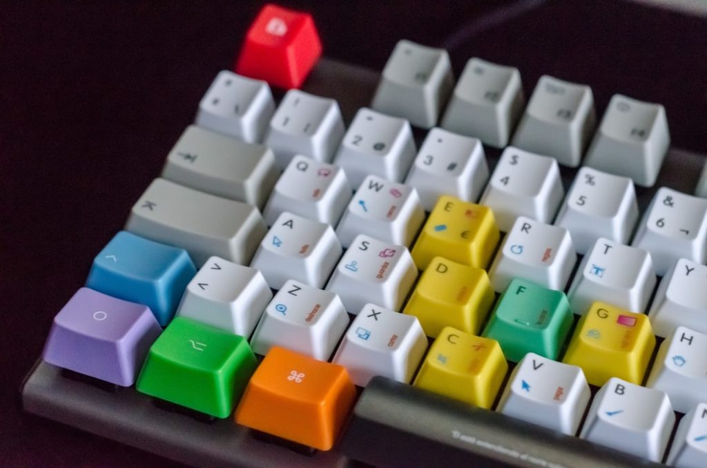 Datora tastatūras kreisā puse. Daļa taustiņu ir klasiski baltā krāsā, daļa - krāsaini - dzelteni, oranži, zaļi, zili, pelēki u.tml.