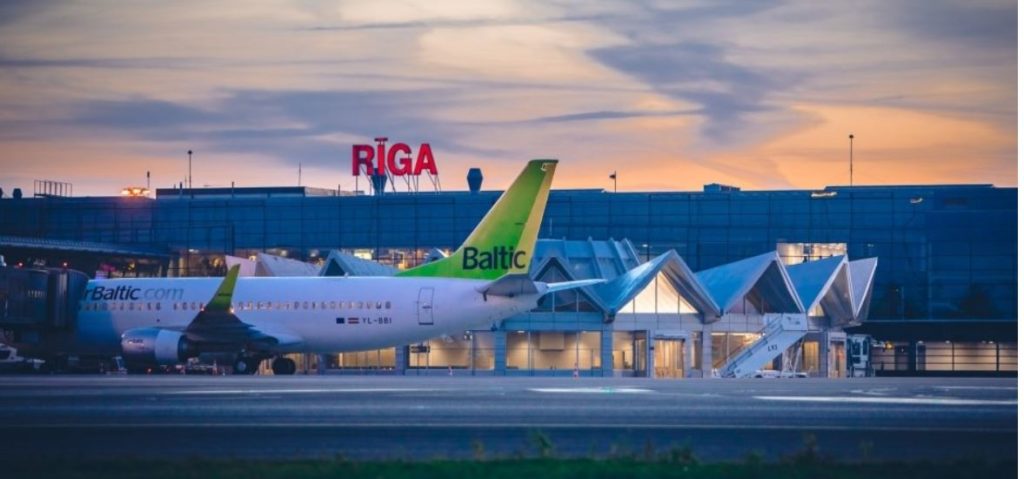 Starptautiskās lidostas "Rīga" terminālis. Priekšplānā redzama "AirBaltic" lidmašīnas aste.