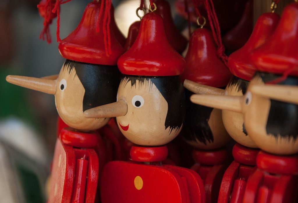 Koka rotaļlietas - daudzi Buratīno jeb Pinokio ar gariem deguniem. Viņu apģērbs un cepures ir koši sarkanā krāsā.