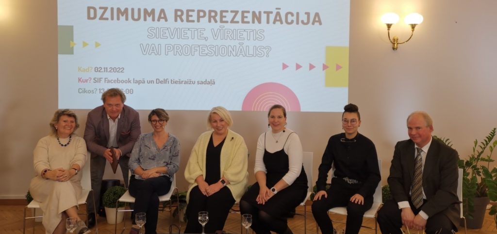 Sabiedrības integrācijas fonda rīkotās diskusijas "Dzimumu reprezentācija - sieviete, vīrietis vai profesionālis?" dalībnieku kopbilde ar tās moderatoru - žurnālistu Haraldu Burkovski.