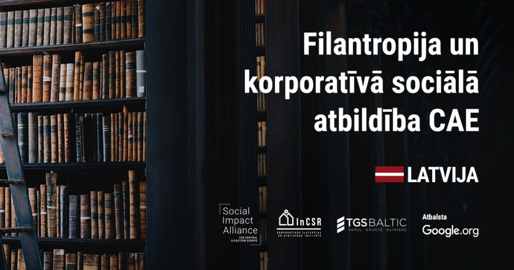 Attēla kreisajā pusē redzams grāmatu plaukts, kas ir piepildīts ar dažāda lieluma, žanra grāmatām. Savukārt tā labajā pusē ir informācija par pētījumu: nosaukums - "Filantropija un korporatīvā sociālā atbildība CAE", informācija par valsti, kuras dati ir fokusā (Latvija), un īstenotāju logotipi.